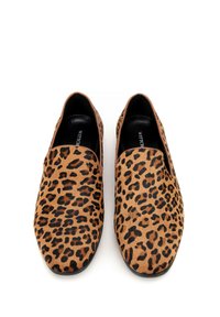 Boty na slip-on s leopardím potiskem, v hnědé a černé barevné kombinaci, z jemné kůže, s oválnou špičkou a plochou gumovou podrážkou.