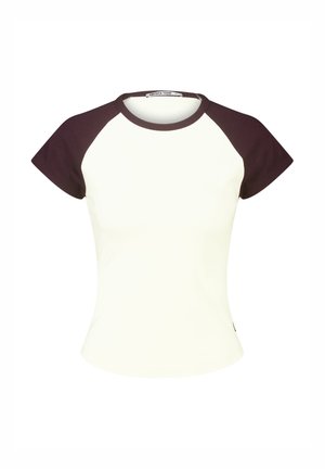 Korte mouw aansluitend t-shirt met wit lichaam en donkerbruine raglanmouwen en halslijn, gelabeld America Today.