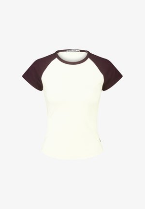 Korte mouw aansluitend t-shirt met wit lichaam en donkerbruine raglanmouwen en halslijn, gelabeld America Today.