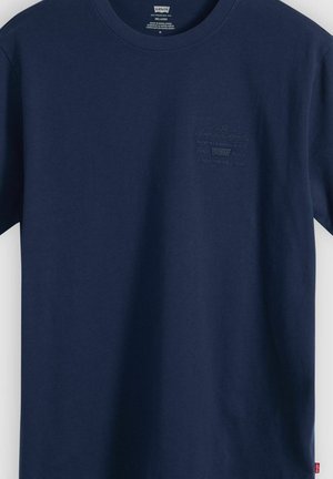 T-shirt Levi's blu navy a taglio rilassato con logo discreto sul petto e scollatura tonda, realizzata in Bangladesh, taglia media.