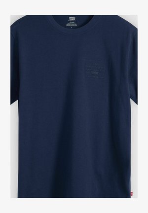 Marineblå Levi's t-shirt med afslappet pasform, subtilt brystlogo og rund halsudskæring, lavet i Bangladesh, størrelse medium.
