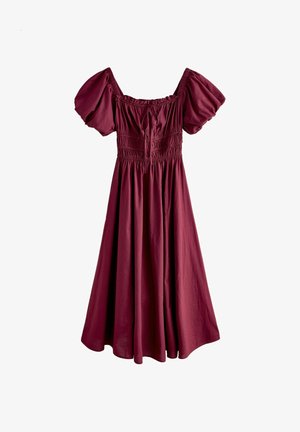Bordeaux klänning med korta puffärmar, off-the-shoulder halsringning och rynkad textur vid bodice. Flödande kjol som sträcker sig till mitten av vaden.