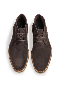 Chaussures derby en daim marron avec une texture lisse, bout rond et semelle contrastante couleur marron clair ; elles sont dotées de lacets et de accents de couture minimalistes.