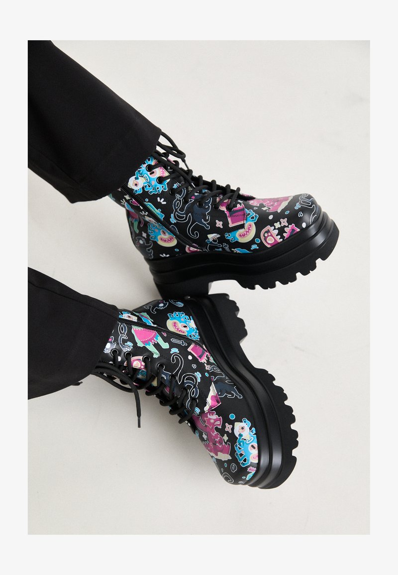 Koi Footwear LOTTA MONSTERS TRIDENT PLATFORM BOOTS - Botas de tornozelo com plataforma - black
