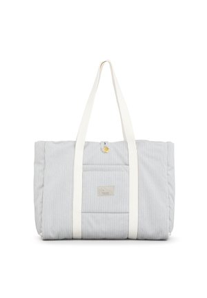 Geantă tote în dungi gri și albe, cu mânere late albe și un buzunar frontal securizat cu un nasture metalic auriu.