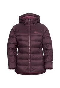 Giacca puffer trapuntata viola con cappuccio, zip frontale, tasche laterali e logo Jack Wolfskin sul petto.