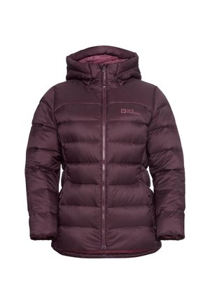 Paarse gewatteerde pufferjack met capuchon, voorsluiting met rits, zijzakken en Jack Wolfskin-logo op de borst.