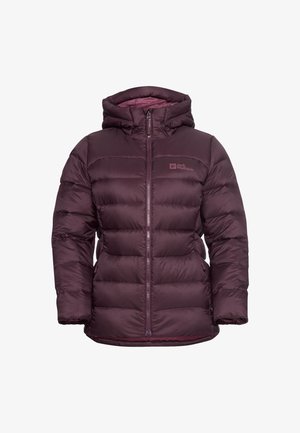 Paarse gewatteerde pufferjack met capuchon, voorsluiting met rits, zijzakken en Jack Wolfskin-logo op de borst.