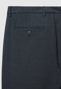 Pantaloni blu navy realizzati in tessuto testurizzato, con un'unica tasca posteriore con bottone e design a gamba dritta.