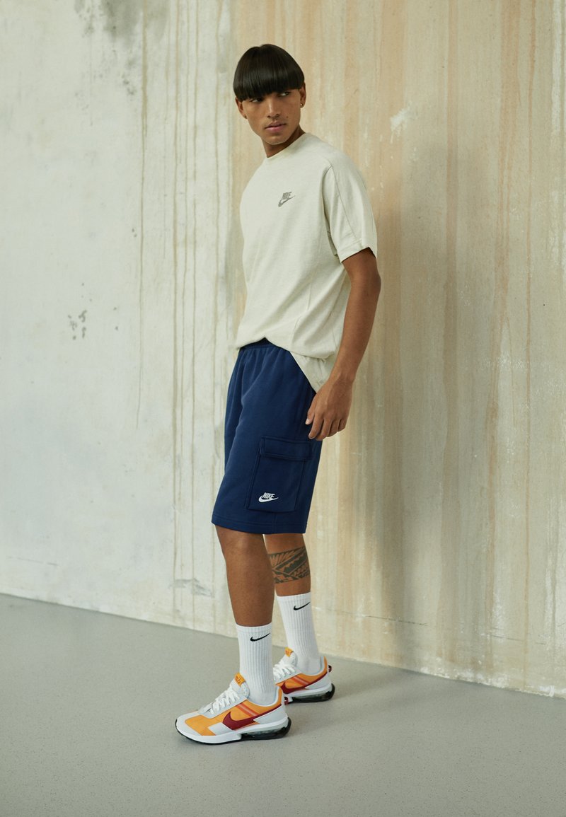 Nike Sportswear CLUB CARGO - Calças de fato de treino - blau