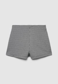 Czarno-białe szorty w wzór houndstooth z dopasowanym krojem, posiadające płaski przód i czyste krawędzie, wykonane z teksturowanej tkaniny.
