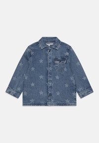 Denimjakke i blå med stjernemønster, med knappestolpe foran, krage og brystlomme. Slitt tekstur og lange ermer.