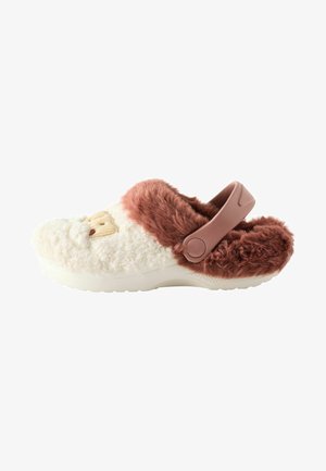 Witte zachte slipper met bruine nepbontaccenten en een ronde vorm. Heeft een achterste band met een knop voor een veilige pasvorm. Geborduurd ontwerp aan de voorkant.
