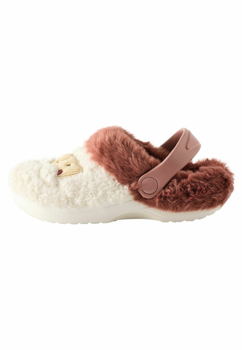 Pantofole bianche pelose con dettagli in finta pelliccia marrone e forma rotonda. Presentano un cinturino posteriore con un bottone per una vestibilità sicura. Design ricamato sul davanti.