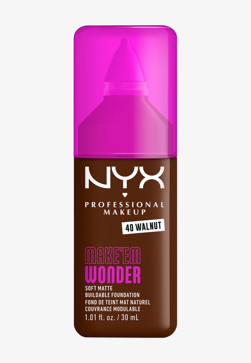 Flacon de fond de teint marron avec un capuchon rose. L'étiquette indique "NYX Professional Makeup 40 Walnut Make'em Wonder Soft Matte Buildable Foundation."