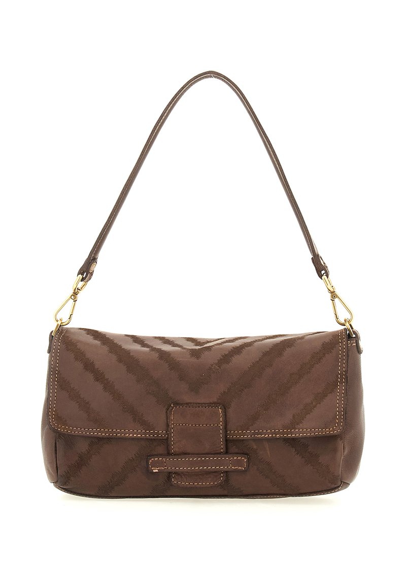 Borsa con manico in pelle marrone, caratterizzata da un motivo a zig zag testurizzato, hardware dorato e una tracolla piatta. Presenta una chiusura magnetica e dettagli cuciti.