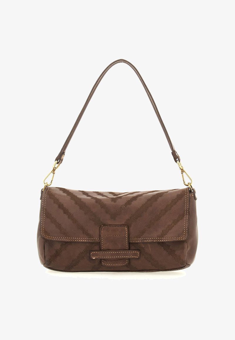 Borsa con manico in pelle marrone, caratterizzata da un motivo a zig zag testurizzato, hardware dorato e una tracolla piatta. Presenta una chiusura magnetica e dettagli cuciti.