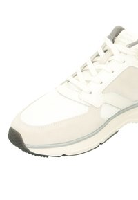 Weiße und hellgraue Sneaker mit einer Mischung aus Wildleder und Mesh-Materialien, einer strukturierten Sohle und klassischem Schnürdesign.