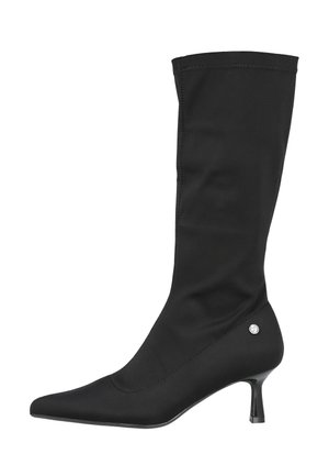Botas negras hasta la rodilla hechas de tejido suave, con punta afilada y un pequeño acento de rhinestone transparente en el lateral.