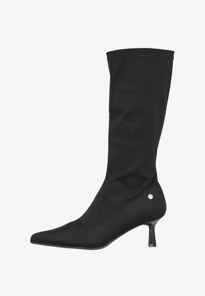 Botas negras hasta la rodilla hechas de tejido suave, con punta afilada y un pequeño acento de rhinestone transparente en el lateral.