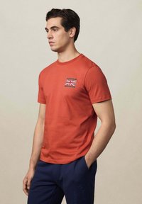Hackett London HERITAGE RALLY UJK  - Triko s potiskem - burnt orange