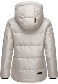 Beige pufferjacka med huva, med en quiltad design, slät textur och elastiska ärmslut. Inkluderar en liten svart logotag vid fållen.