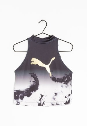 Ærmeløs sort og hvid gradient crop top med høj hals, med et guld Puma-logo og abstrakt sort malingstænk design, hængende på en sort bøjle.