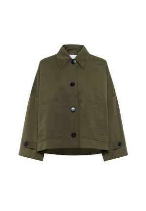 Giacca oversize verde oliva con grandi bottoni neri, ampio colletto, maniche lunghe e tasche applicate sul davanti.