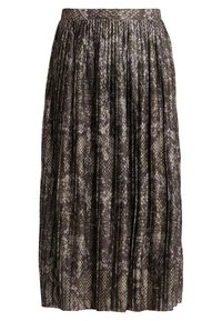 Falda midi con pliegues, patrón de serpiente oscuro y cinturilla ajustada, tela fluida que crea líneas verticales.