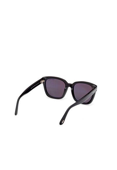 Lunettes de soleil noires carrées avec des verres foncés, présentant des montures brillantes et des branches fines. Détails en or sur les charnières.