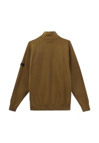 Brauner gerippter Pullover mit hohem Kragen und langen Ärmeln. Verfügt über Raglanärmel und ein schwarzes Etikett am linken Arm. Einfaches Design.
