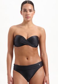Ensemble de bikini noir comprenant un haut sans bretelles avec un détail de tissu torsadé et un bas taille haute assorti, fabriqué en matériau lisse et extensible.
