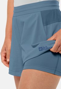 Lichtblauwe shorts gemaakt van lichtgewicht stof, met een gestructureerd zijpaneel, subtiele merkl logo en een elastische tailleband voor comfort.