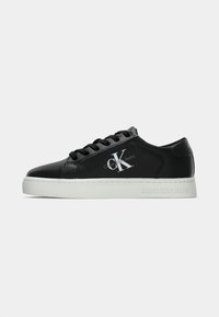 - Sneakersy niskie