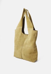 Olijfgroene suède totebag met een slouchy ontwerp, dubbele schouderbanden en gestikte details aan de voorkant en zijkanten.