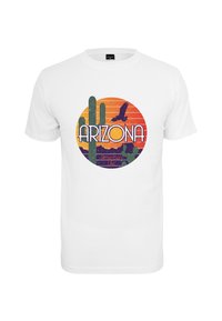 Baltas marškinėlis su spalvinga apvalia grafika, ant kurios užrašyta "ARIZONA", pavaizduoti kaktusai, saulė ir erelio siluetas. Pagamintas iš medvilnės.