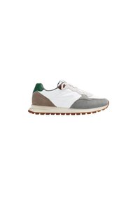 Zapatilla deportiva con tejido blanco, detalles en ante gris y marrón, lengüeta trasera verde y suela de goma texturizada. Diseño con cordones.