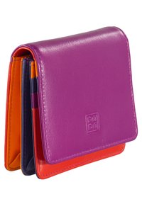 Portafoglio pieghevole in pelle viola, con scomparti interni arancioni, blu navy e rossi. Include dettagli testurizzati e una discreta impressione del logo.