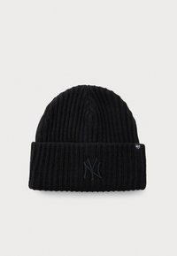 Béret en tricot noir à côtes avec revers, présentant un logo discret des New York Yankees brodé et une petite étiquette de la marque '47 sur le côté.