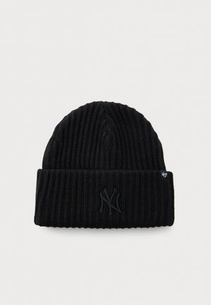 Zwarte geribbelde gebreide beanie met omgeslagen rand, voorzien van een subtiel geborduurd New York Yankees-logo en een klein '47 merklabel aan de zijkant.