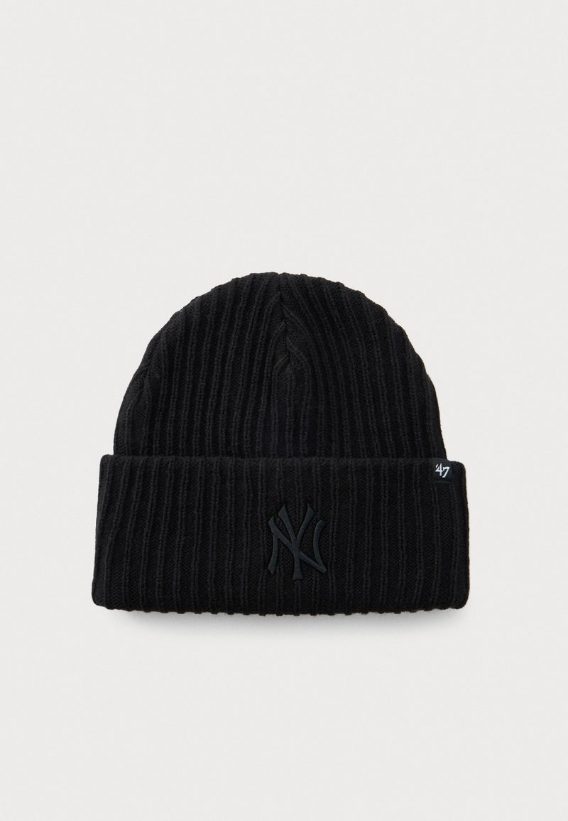 Béret en tricot noir à côtes avec revers, présentant un logo discret des New York Yankees brodé et une petite étiquette de la marque '47 sur le côté.