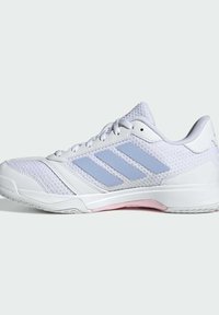 Zapatilla deportiva blanca con paneles de malla, tres rayas azul claro, acentos rosas en la suela y una superficie texturizada para un mejor agarre.