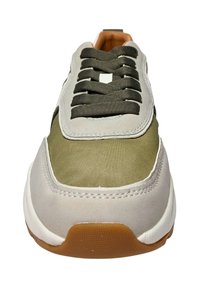 Sneaker mit einem grauen Wildlederschuhoberteil, olivgrünen Nylonakzenten, runder brauner Gummisohle und dunklen Schnürsenkeln. Weiches Textil-Zungenstück mit minimalistischer Markierung.