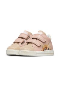 Scarpe in ecopelle vegana rosa con due fascette in velcro, punta dorata brillante e un grafico di un gattino sul lato. Suola in gomma e dettagli bianchi.
