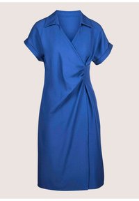 Blaues Wickelkleid mit V-Ausschnitt, kurzen Ärmeln und gerafftem seitlichem Detail. Hergestellt aus glattem Stoff; knielang mit taillierter Passform.