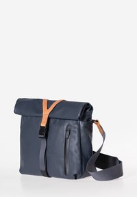 Dunkelblaue Lederhandtasche mit einem Rolltop-Design, mit tanfarbenen Lederelementen, einer seitlichen Reißverschlusstasche und einem verstellbaren Trageriemen.