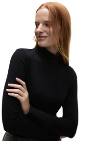 Černý dlouhý rukáv rolák vyrobený z hladkého materiálu, přiléhavý střih, s vysokým límcem a těsně přiléhajícími rukávy.