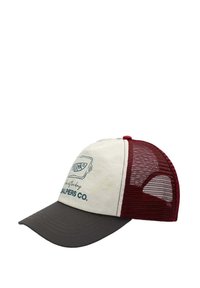 Czapka trucker w kremowym przodzie, brązowym daszku i maroonowej siatce po bokach. Ozdobiona grafiką puszki z rybą oraz napisem "Ryba dnia".