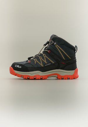 Sötétszürke és fekete vízálló túrabakancs piros talppal és fűzővel, középmagas boka magasságú, masszív talppal kültéri használatra.