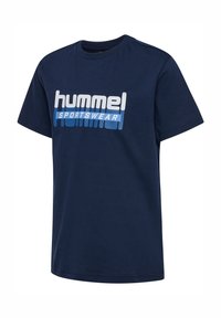 Mørkeblå bomulds t-shirt med korte ærmer, der har et hvidt og blåt "hummel SPORTSWEAR" logo trykt på forsiden.